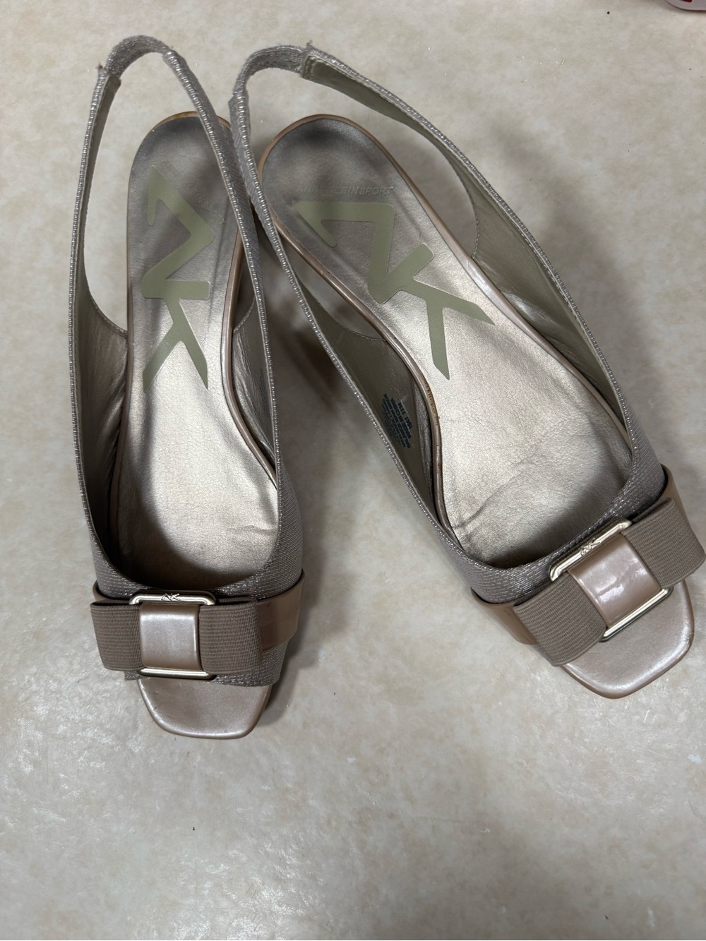 Anne Klein Abekeckee 8 1/2 low heel Open Toe Bow Gold and tan